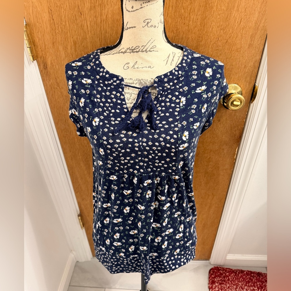 LES SEREIN
Jasmine Split Neck Knit Top. Size Medium